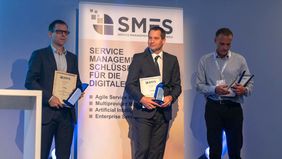 Kay Zoller,(Bildmitte) ist Verantwortlicher für Informatiksysteme HR des Personalamtes Kanton Thurgau, nimmt den SMSF-Award entgegen.