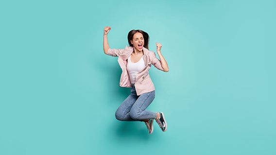 KYBAG_happymaker_Frau_blauer_Hintergrund_2.jpg