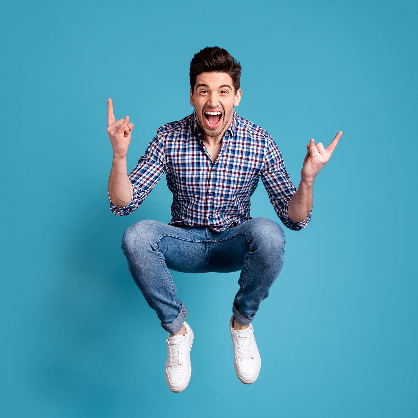 KYBAG_happymaker_Mann_Hemd_blauer_Hintergrund.jpg