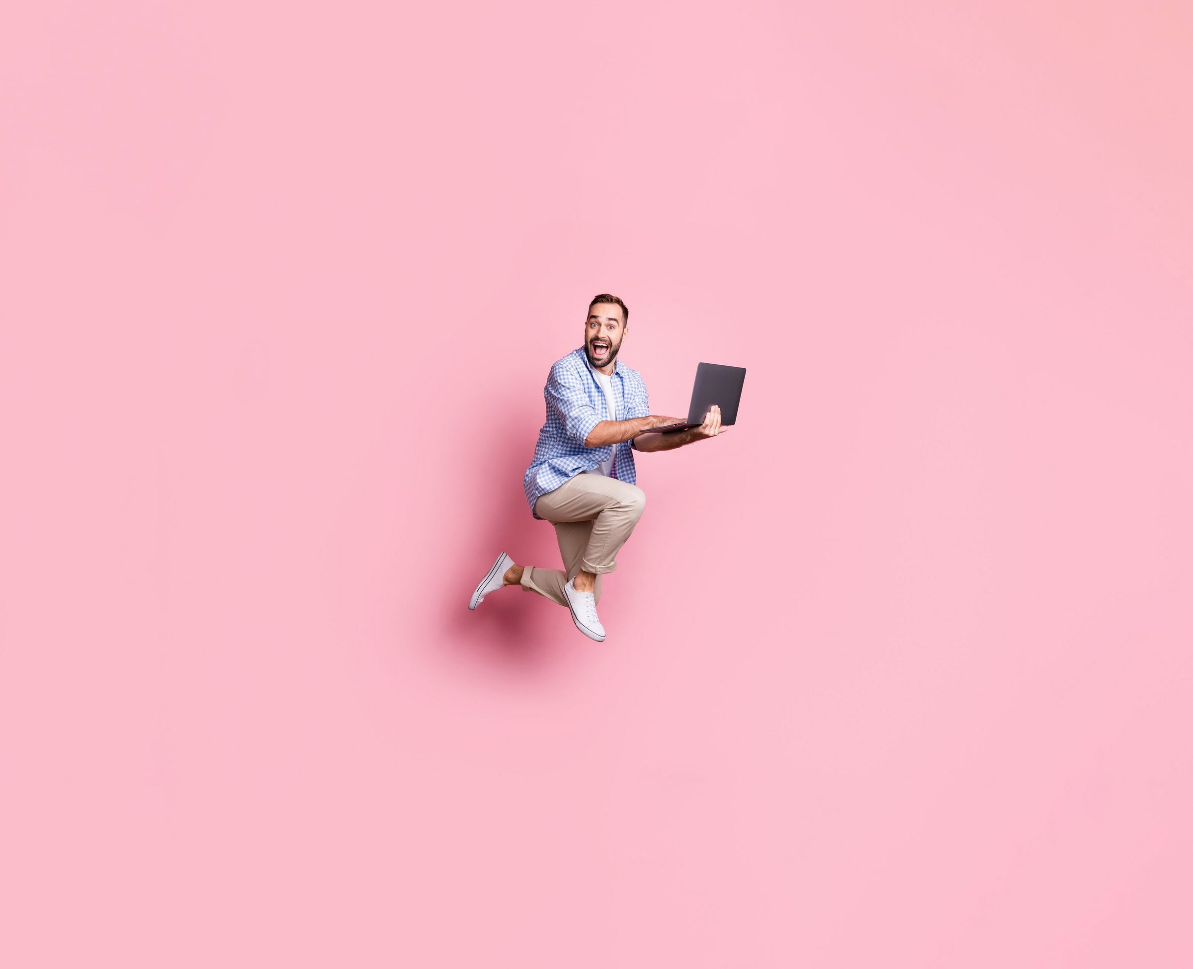 csm_KYBAG_happymaker_Mann_Laptop_pinker_Hintergrund_8b184c9e13_wide.jpg