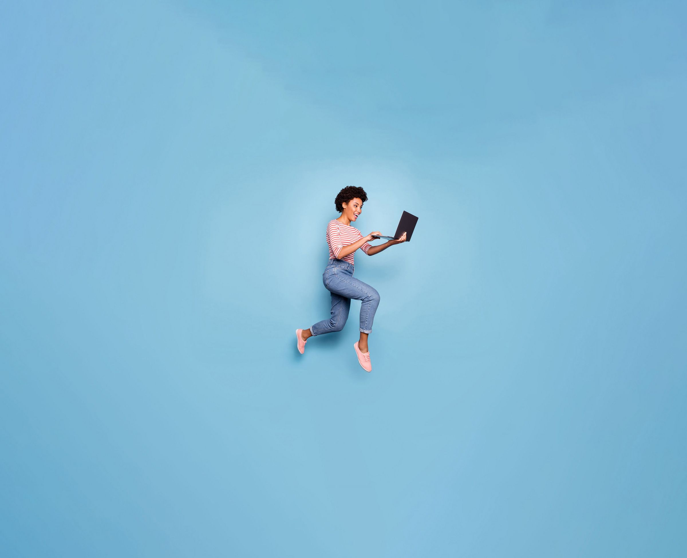 csm_KYBAG_happymaker_Frau_Laptop_blauer_Hintergrund_71210d24a8_wide.jpg