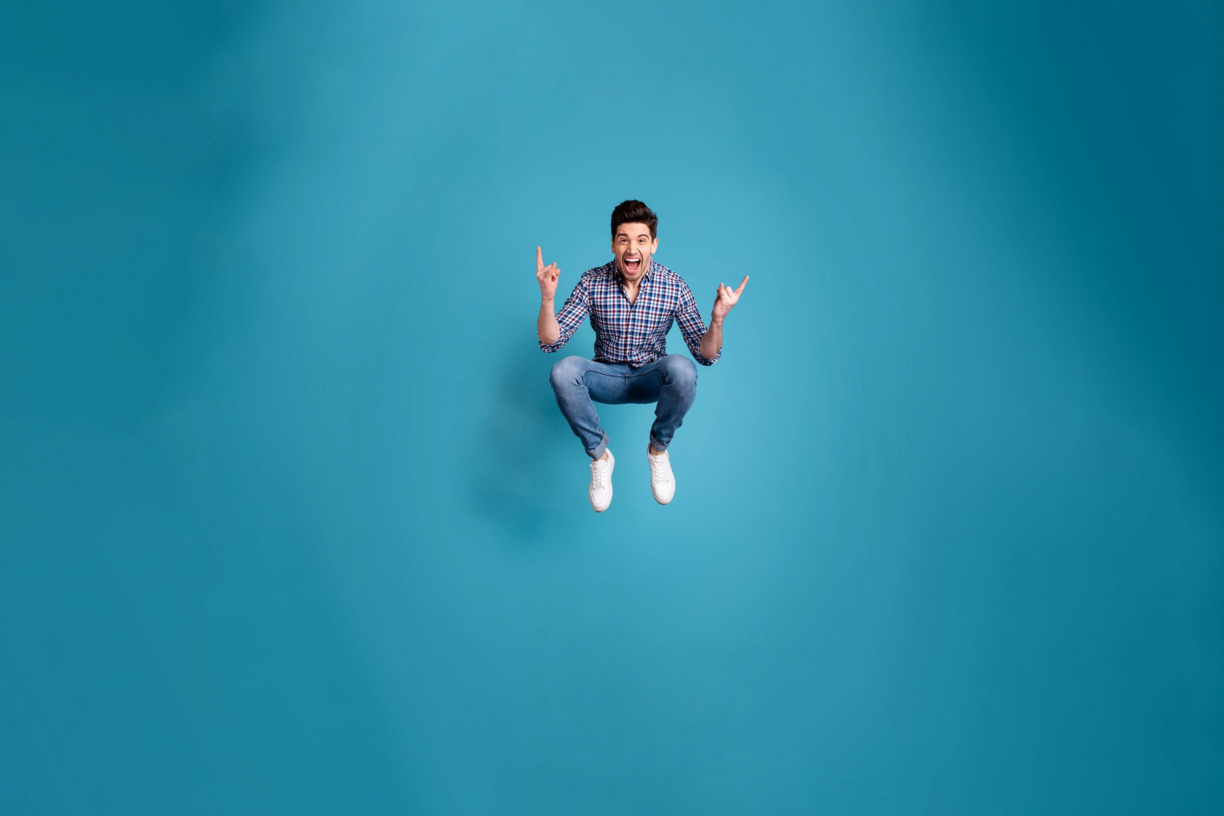 KYBAG_happymaker_Mann_Hemd_blauer_Hintergrund.jpg