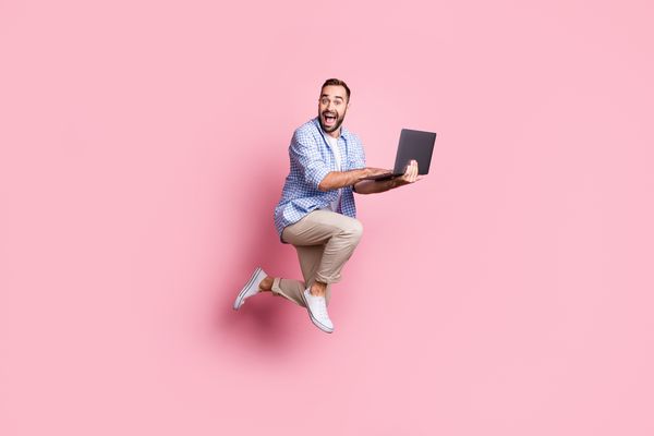 Ein glücklicher IT Mitarbeiter Ein glücklicher IT Mitarbeiter